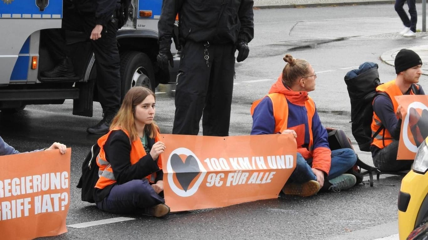 Maria Braun beim Klimaprotest in München: Aktuell sitzt die 18-Jährige in Haft
