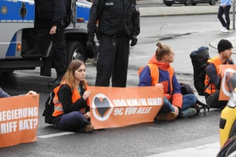 Maria Braun beim Klimaprotest in München: Aktuell sitzt die 18-Jährige in Haft