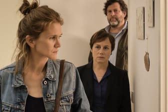 "Tatort: Die Blicke der Anderen": Sandra Vogt (l.) wird von den Ermittlern Franziska Tobler und Friedemann Berg aufgesucht.