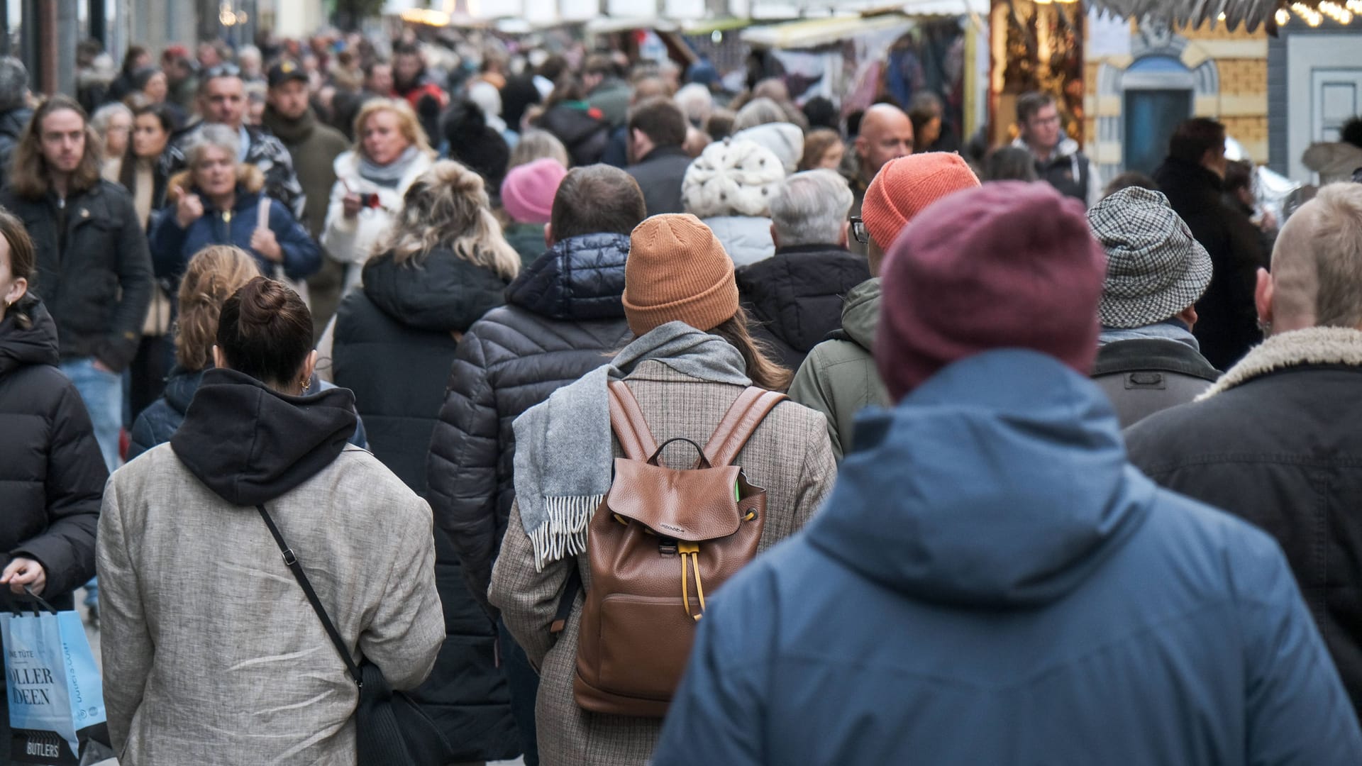 Einkaufsstraße in Düsseldorf: Die Energiepreise fachten die Inflation im November erneut an.