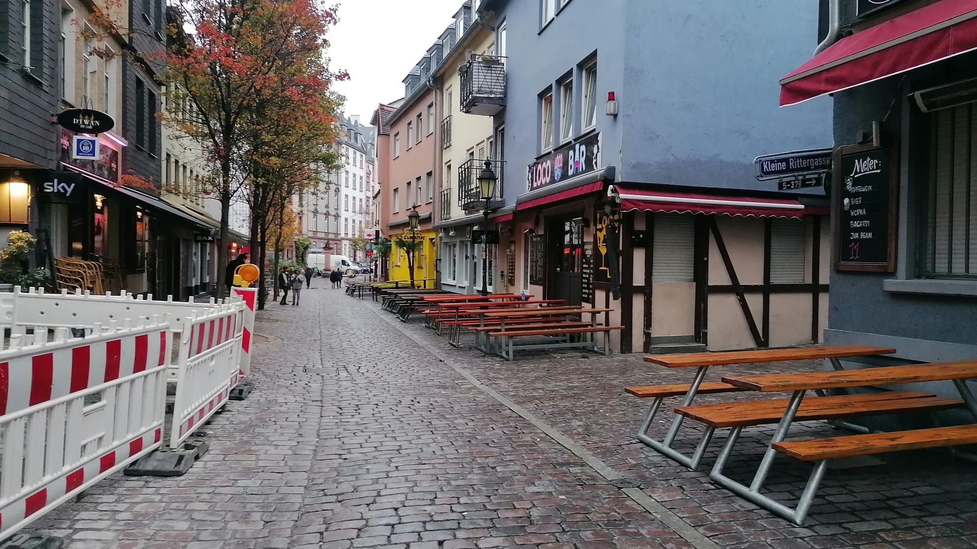 die Kleine Rittergasse in Alt-Sachsenhausen, die bei früheren WMs überquoll eine Viertel Stunde vor dem Anpfiff.