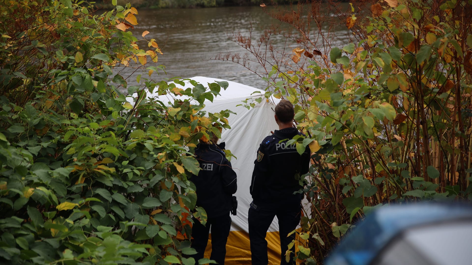 Elsterbecken in Leipzig: Am Fundort wurde ein Zelt aufgestellt - darin untersucht die Polizei den Toten.