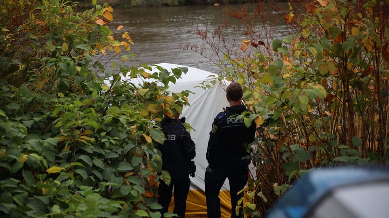 Elsterbecken in Leipzig: Am Fundort wurde ein Zelt aufgestellt - darin untersucht die Polizei den Toten.