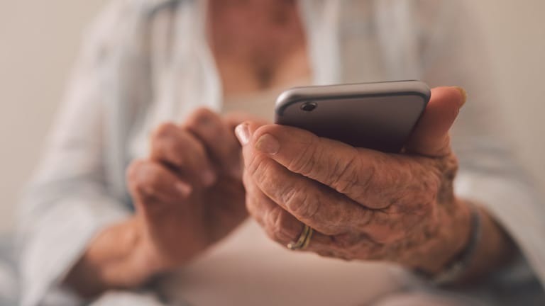 Eine App auf dem Smartphone hilft Menschen mit Herz-Kreislauf-Beschwerden, ihre Risiken zu erkennen.