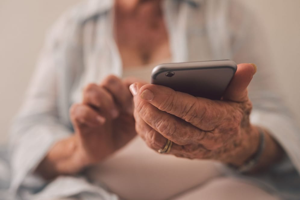 Eine App auf dem Smartphone hilft Menschen mit Herz-Kreislauf-Beschwerden, ihre Risiken zu erkennen.