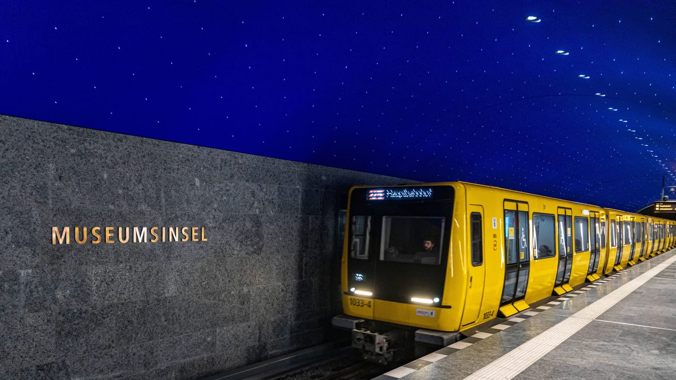 U-Bahnhof Museumsinsel: Die U-Bahn-Züge fahren normalerweise unter einem "Sternenhimmel" in die Station ein und aus.