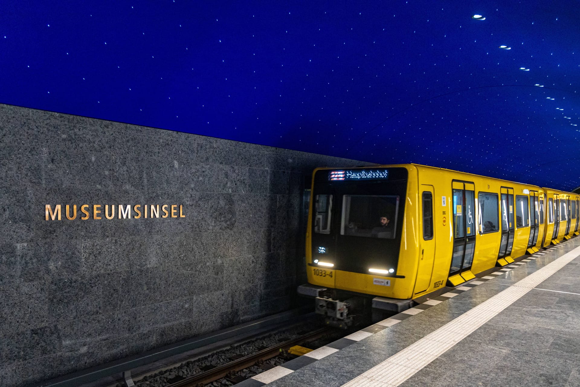 U-Bahnhof Museumsinsel: Die U-Bahn-Züge fahren normalerweise unter einem "Sternenhimmel" in die Station ein und aus.