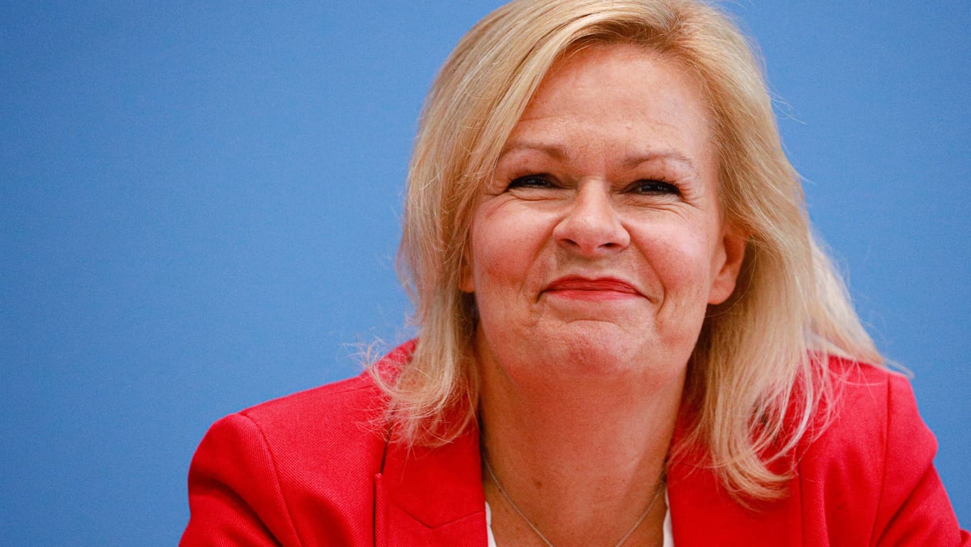 Nancy Faeser: Die Bundesinnenministerin hat Katar vor ihrer Reise in den Wüstenstaat kritisiert.