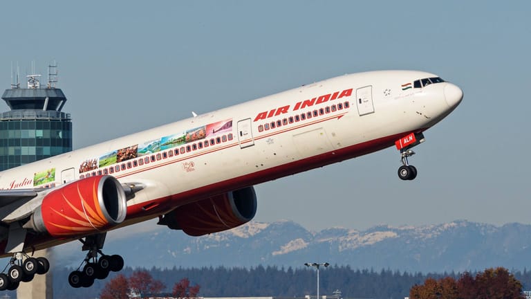 Ein Flugzeug der Air India beim Start (Archivbild): Die Airline hat neue Regeln für das Kabinenpersonal erlassen.