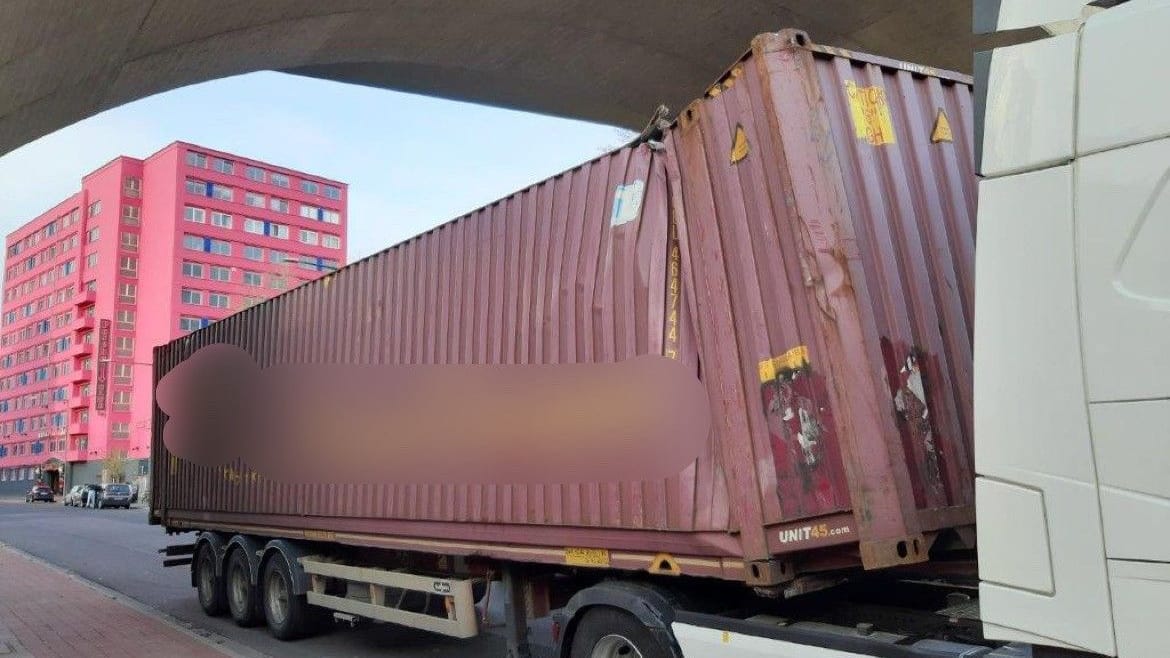 Der Container wurde ganz schön in Mitleidenschaft gezogen: Immer wieder kommt es bei der Brücke zu Problemen mit Lkw. Der Container wurde ganz schön in Mitleidenschaft gezogen: Immer wieder kommt es bei der Brücke zu Problemen mit Lkw.