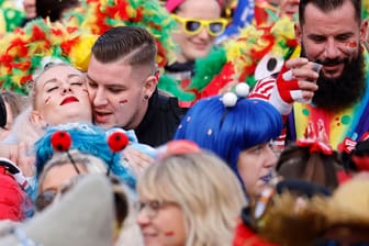 Karnevalsauftakt in Köln: Steigen nun wieder die Infektionszahlen in Nordrhein-Westfalen?