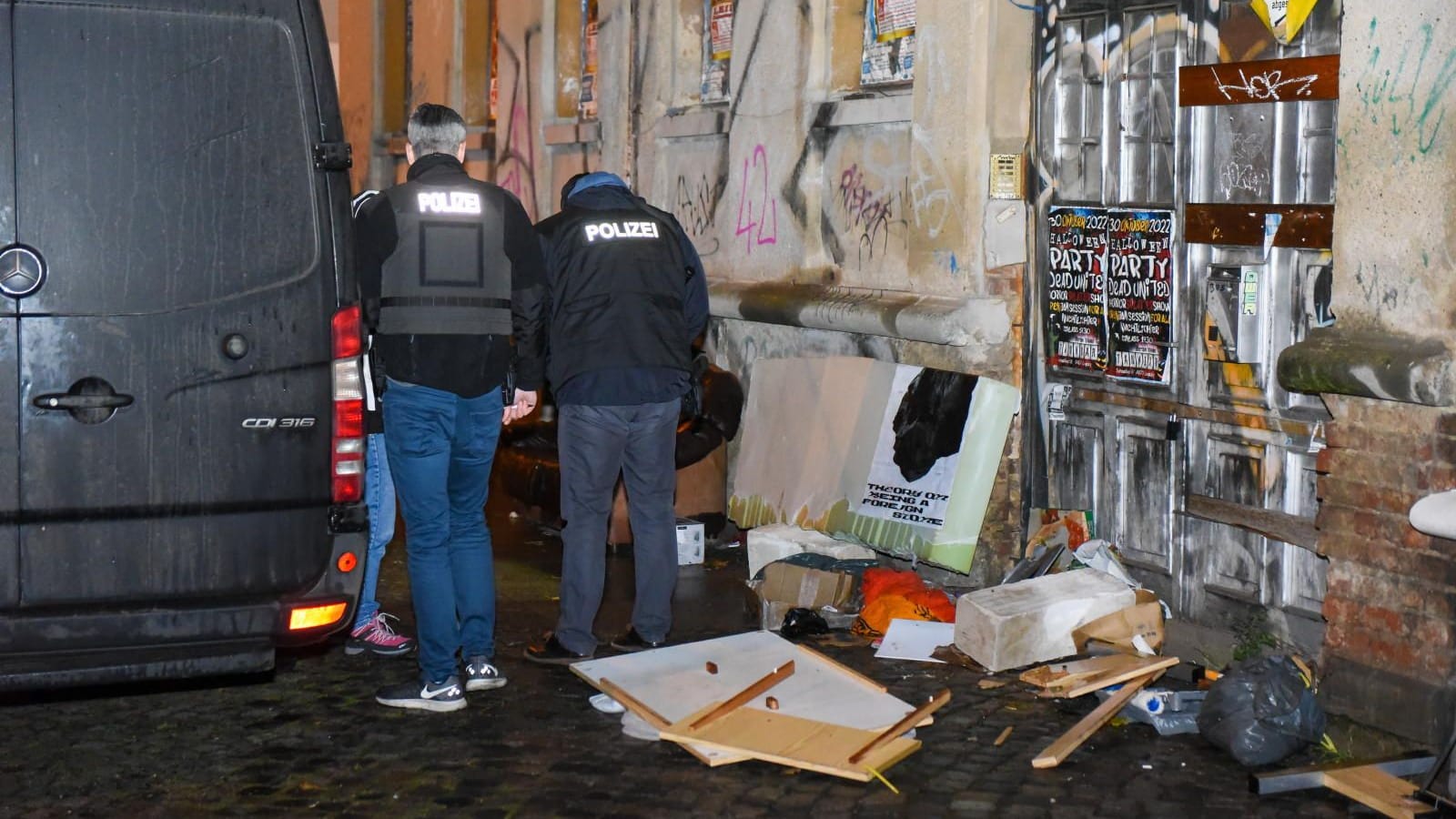 Die Leipziger Polizei musste am Freitagabend zu einer Massenschlägerei mit mehreren Verletzten anrücken. Die Leipziger Polizei musste am Freitagabend zu einer Massenschlägerei mit mehreren Verletzten anrücken.