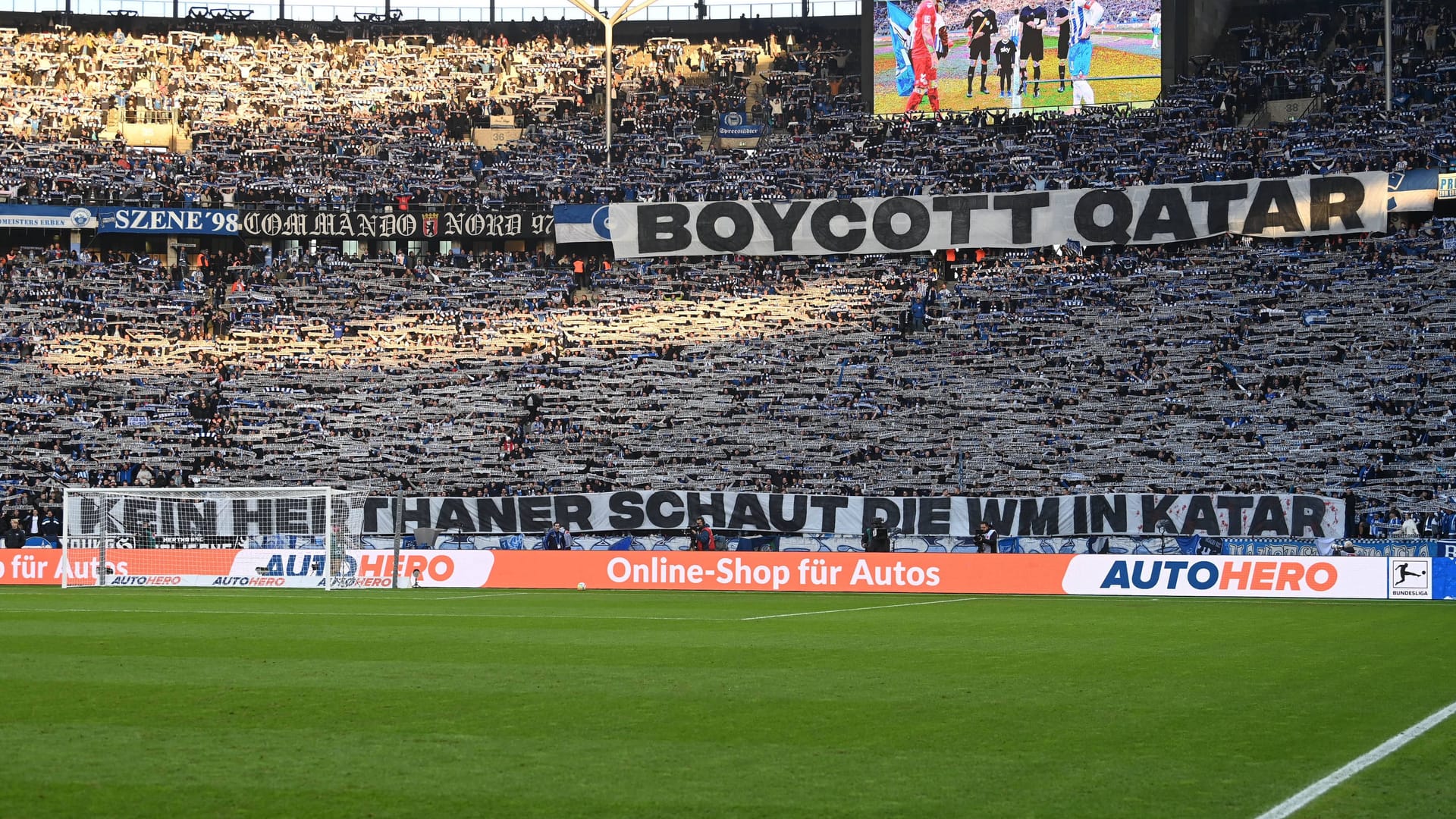 Aktionen wie diese hier im Berliner Olympiastadion waren vor der WM-Pause mehrfach zu sehen.