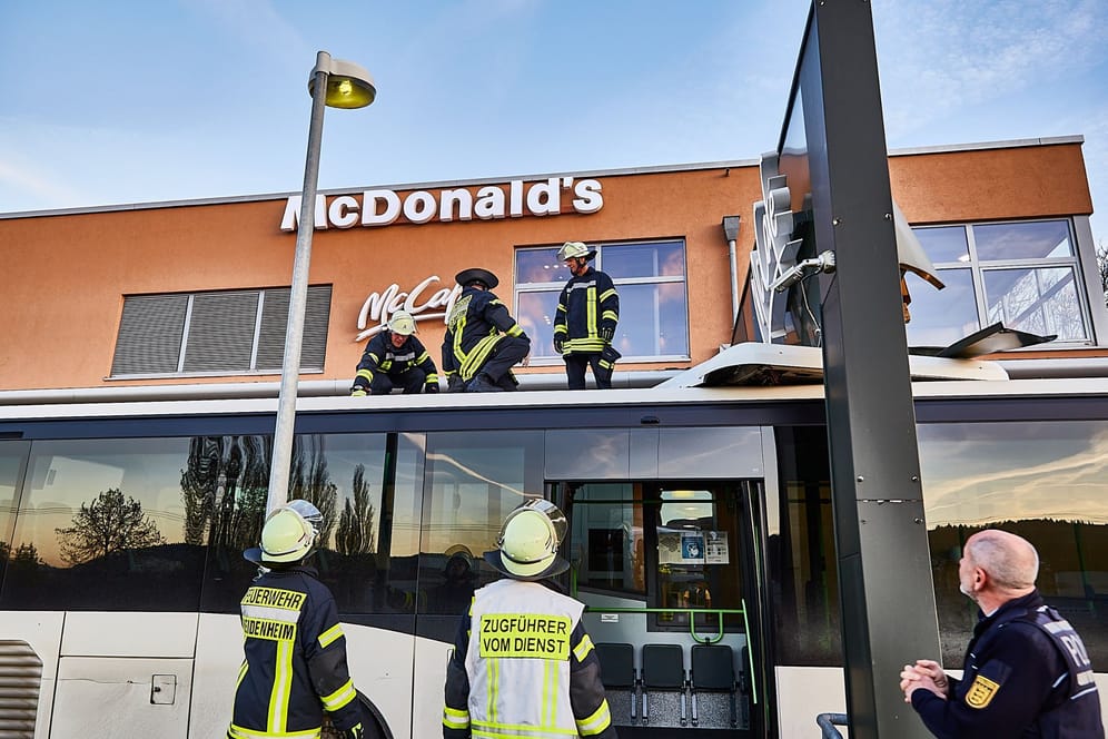 Bus bleibt an Schild von Fast-Food-Kette hängen