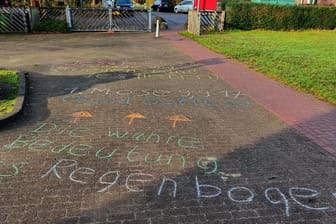 Am Sonntag haben Unbekannte homophobe Sprüche mit Kreide auf einen Kirchenvorplatz in Nettelnburg geschrieben.