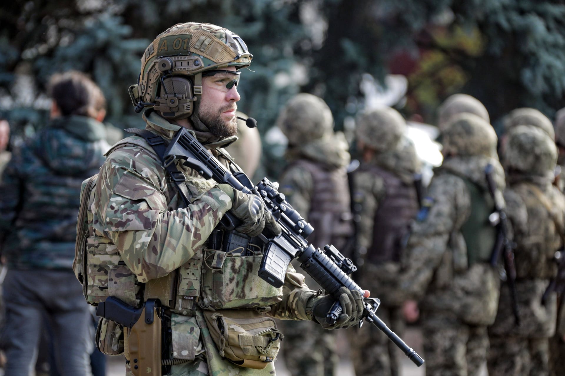 Ein ukrainischer Soldat in der befreiten Stadt Cherson: Einem Bericht zufolge sollen die US-Zwischenwahlen bei den Rückzugsplänen der Russen eine Rolle gespielt haben.