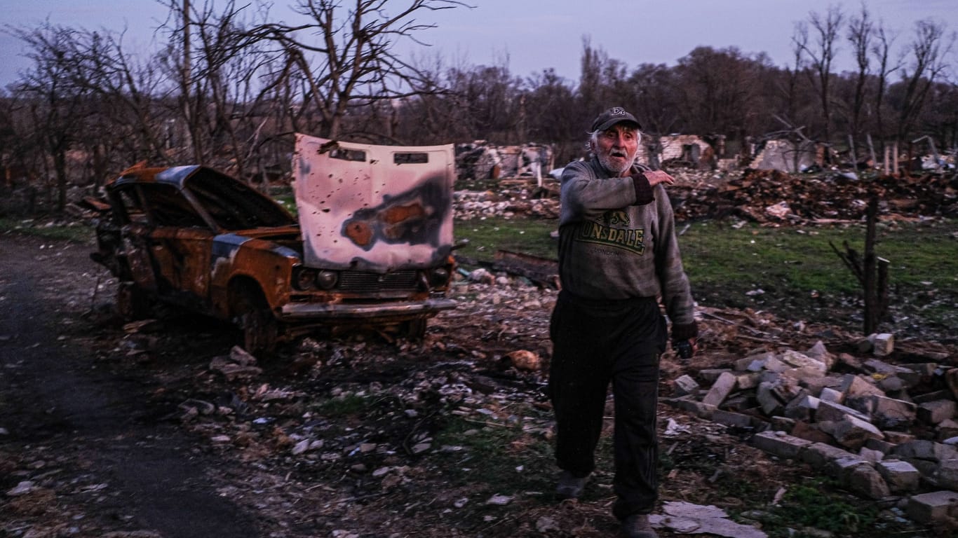 Tschernetski in seinem zerstörten Viertel: "Hier stand mal eine Autowerkstatt."