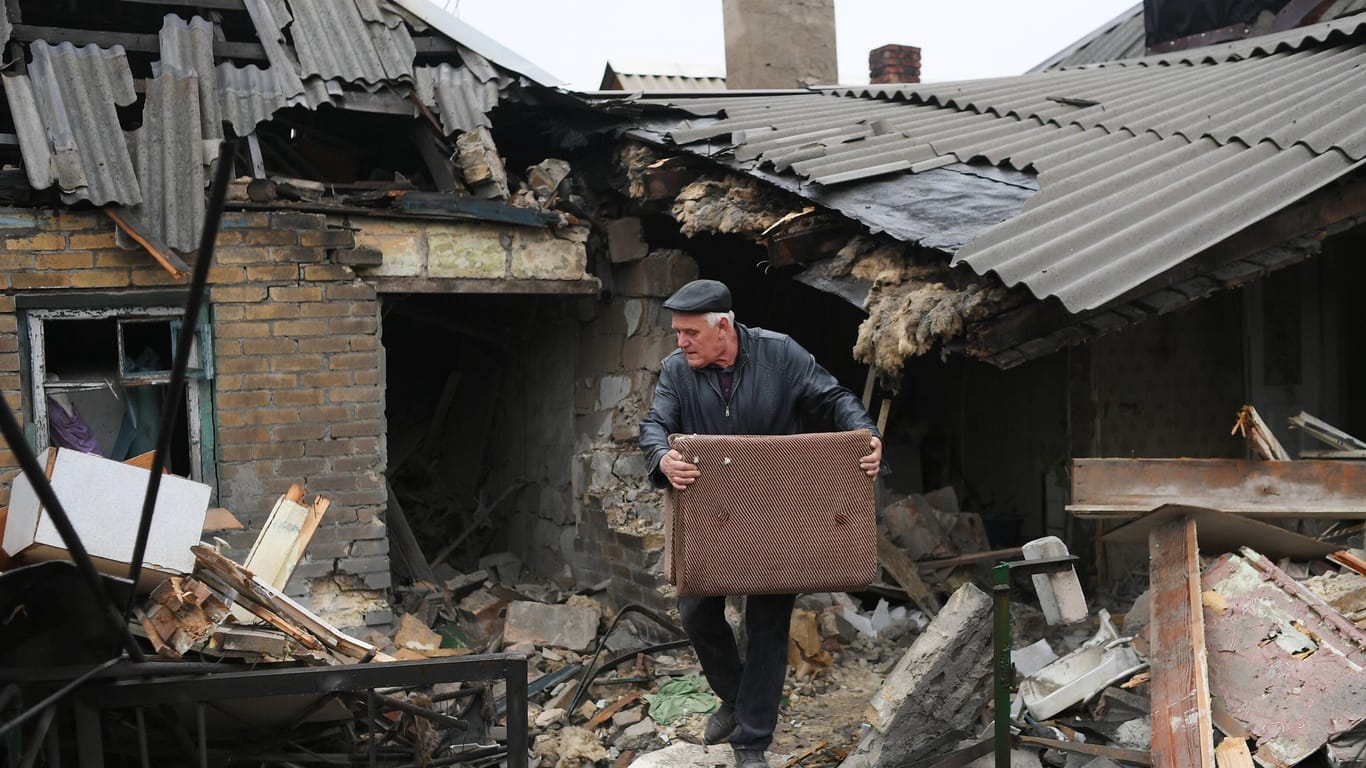 Zerstörung in Donezk: Ein Bewohner rettet Mobiliar aus einem zerstörten Haus.