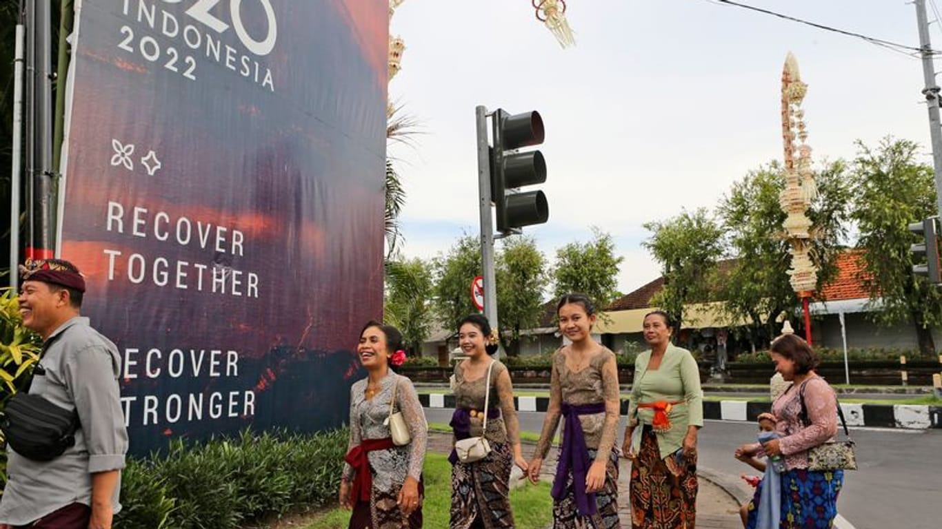 Nusa Dua: In Bali wurden an vielen Straßen große G20-Banner aufgehängt.