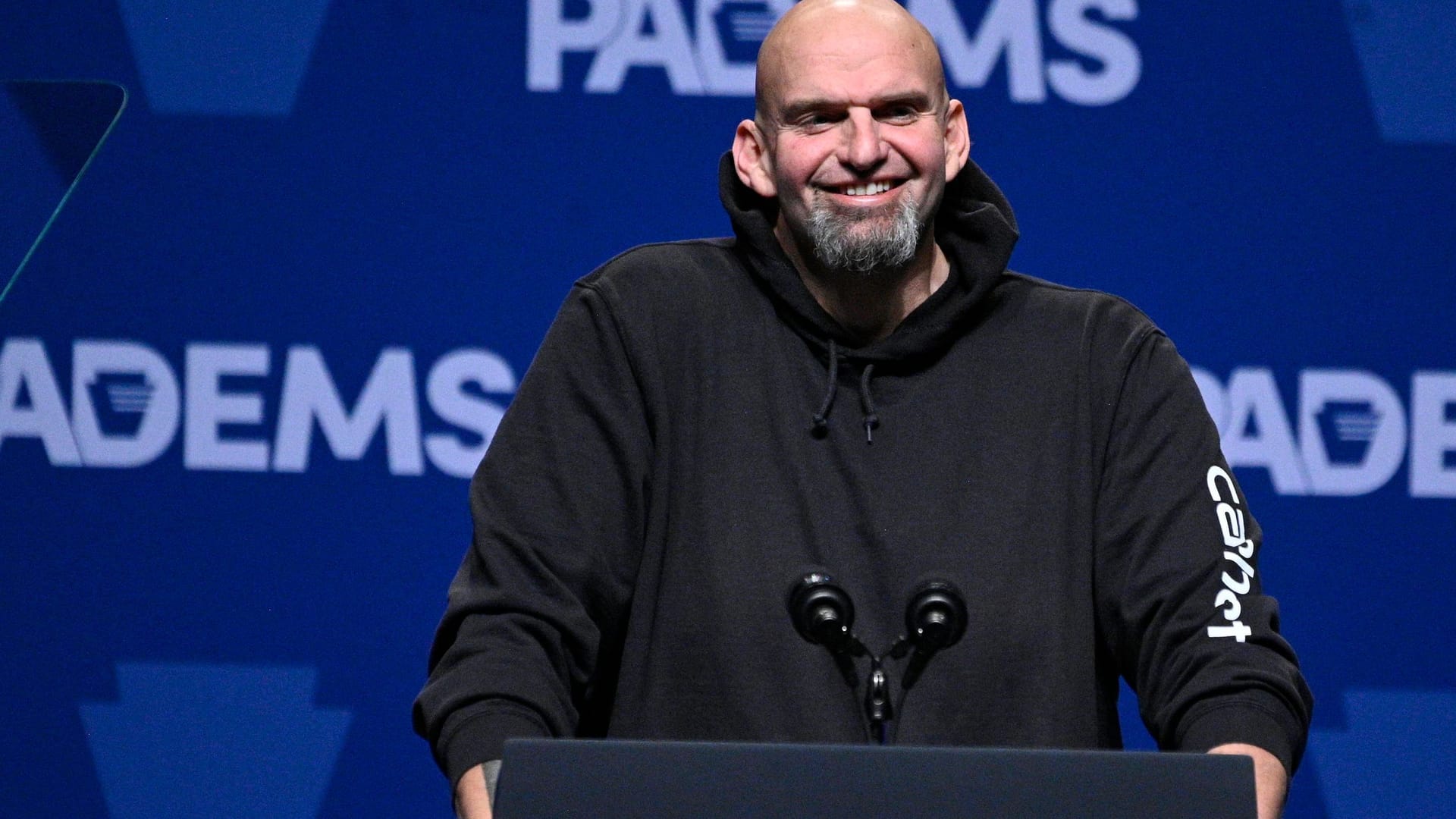 John Fetterman: Er hatte einen Schlaganfall, Kritiker halten ihn deshalb nicht für gesund genug für den Senatssitz.