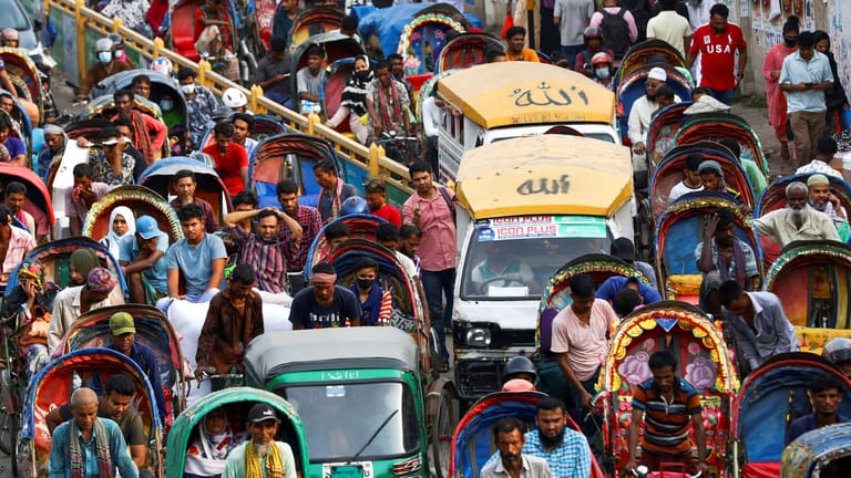 Rushhour an einem Juni-Nachmittag in der Hauptstadt von Bangladesch: Dhaka hat die höchste Bevölkerungsdichte weltweit.