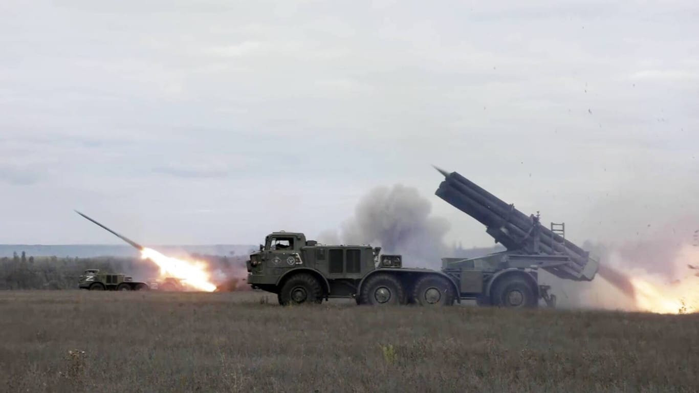 Russische Raketenwerfer im Betrieb (Archivbild): In der Ukraine richten sie schwere Schäden in der Infrastruktur an.