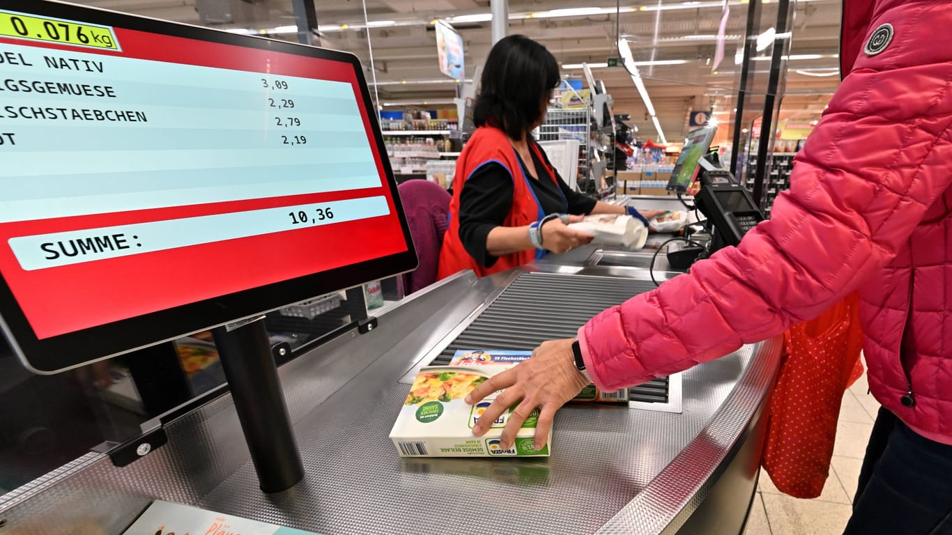 Einkauf im Supermarkt: Im Vergleich zum Vormonat gaben die Erzeugerpreise um durchschnittlich 4,2 Prozent nach.