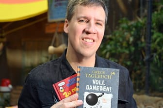 US-Jugendbuchautor Jeff Kinney mit zwei Büchern der Bestseller-Reihe "Gregs Tagebuch" (Archivfoto).