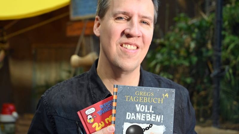 US-Jugendbuchautor Jeff Kinney mit zwei Büchern der Bestseller-Reihe "Gregs Tagebuch" (Archivfoto).