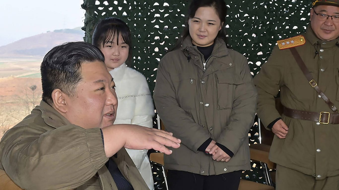 Kim Jong Un und sein Tochter (v.l.) beim Besuch einer Raketenbasis (Archivbild): Er will das Arsenal weiter ausbauen.
