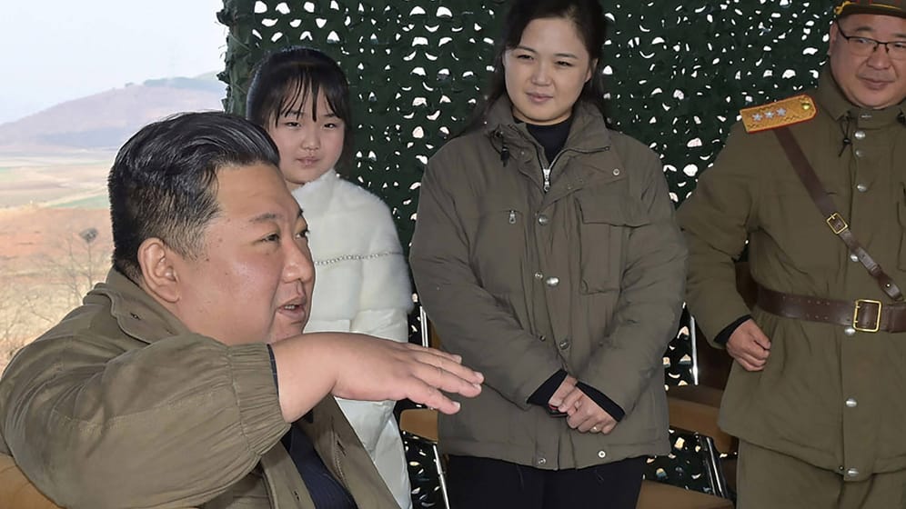 Kim Jong Un und sein Tochter (v.l.) beim Besuch einer Raketenbasis (Archivbild): Er will das Arsenal weiter ausbauen.