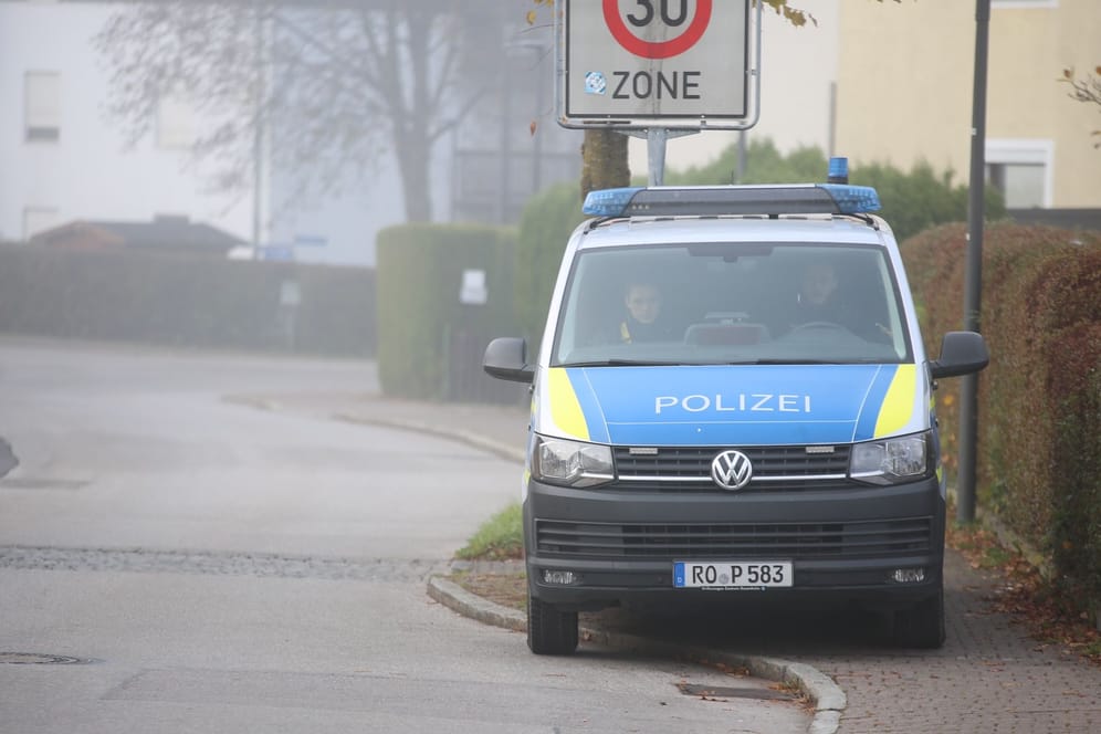 Ein Wagen der Polizei steht an einer Straße in Weilheim: Am Freitag kam es dort zu einer Gewalttat mit vier Toten.