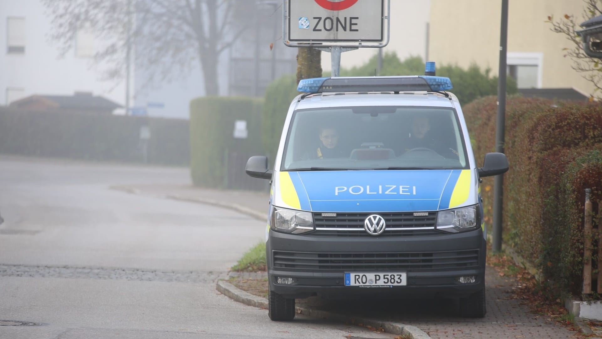 Ein Wagen der Polizei steht an einer Straße in Weilheim: Am Freitag kam es dort zu einer Gewalttat mit vier Toten. Ein Wagen der Polizei steht an einer Straße in Weilheim: Am Freitag kam es dort zu einer Gewalttat mit vier Toten.