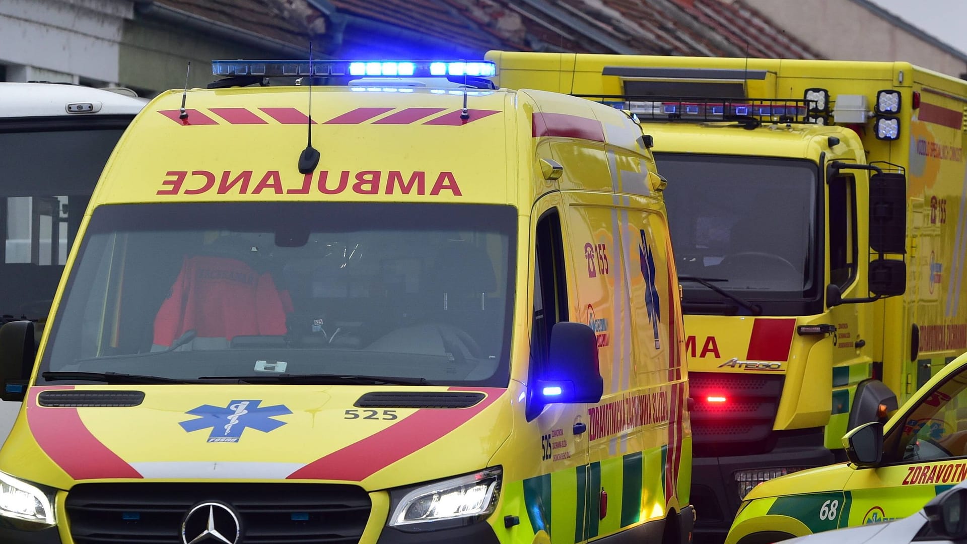 Rettungseinsatz in Tschechien (Symbolfoto): Immer wieder kommt es in der kalten Jahreszeit zu schweren und tödlichen Unfällen.