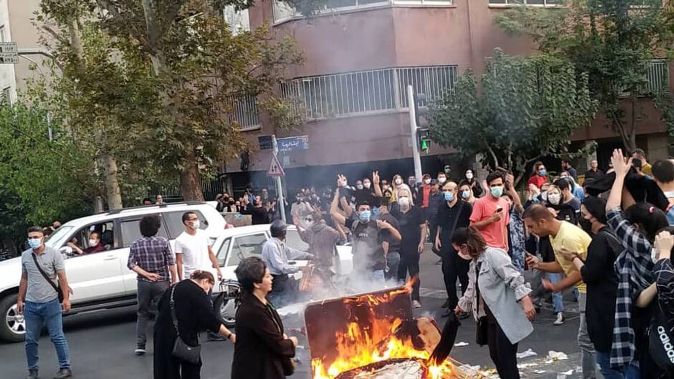Proteste in Teheran (Archivbild): Der Informationsfluss aus dem Iran ist schwierig.