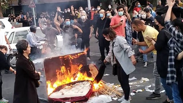 Proteste in Teheran (Archivbild): Der Informationsfluss aus dem Iran ist schwierig.