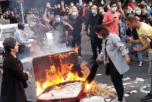 Proteste in Teheran (Archivbild): Der Informationsfluss aus dem Iran ist schwierig.