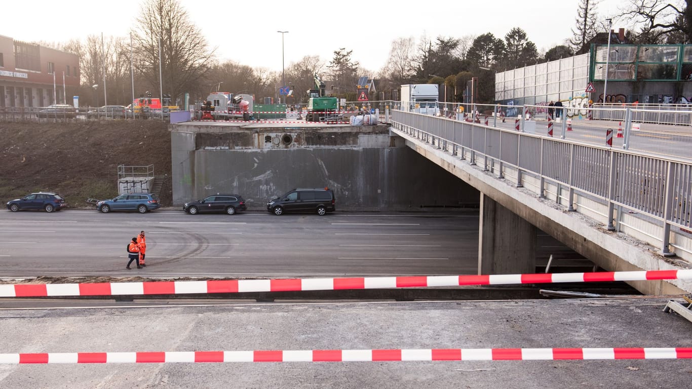 Blick auf eine zur Hälfte abgerissene Brücke über die Autobahn A7: Ein erster Versuch im Oktober war zunächst gescheitert.