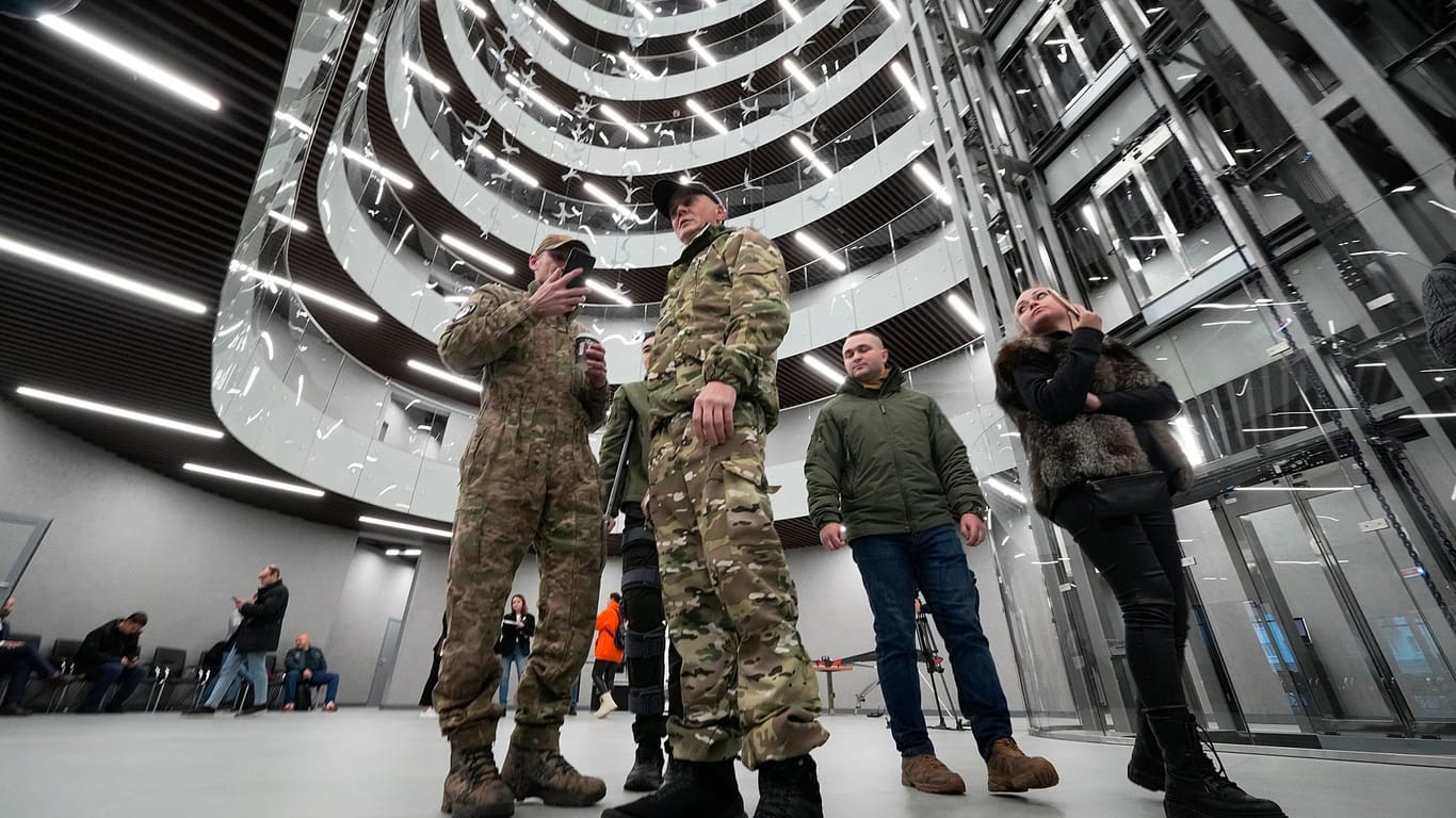 Besucher in Militäruniform schauen sich die Zentrale der Wagner-Gruppe an, einer russischen Söldnertruppe.