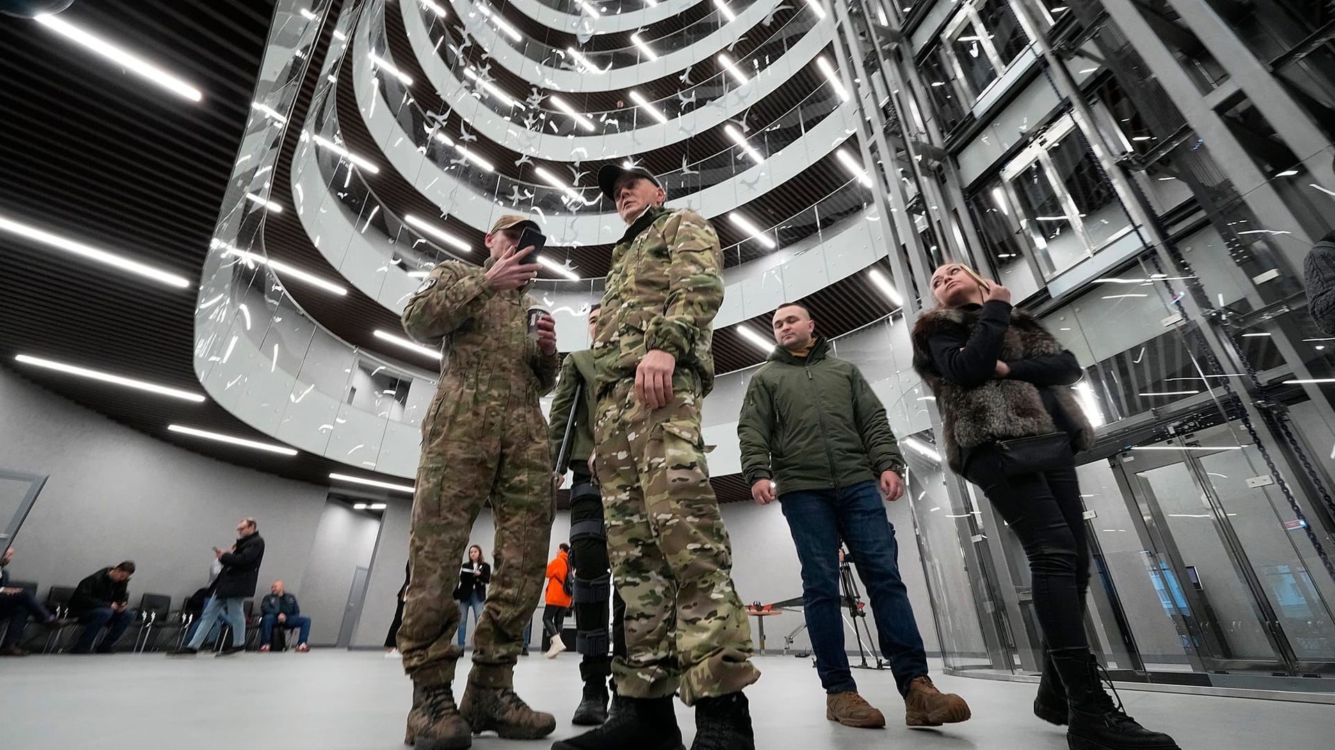 Besucher in Militäruniform schauen sich die Zentrale der Wagner-Gruppe an, einer russischen Söldnertruppe.