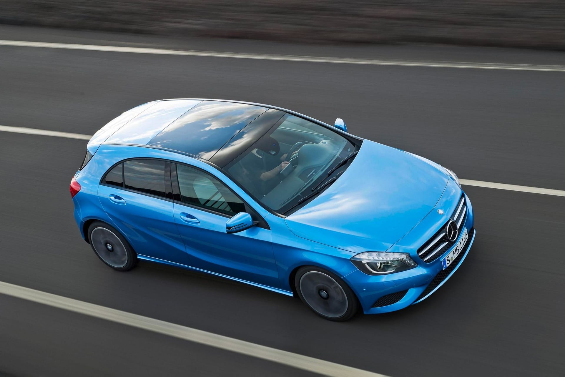 Optische Transformation: Die A-Klasse von Mercedes hat mittlerweile den Wandel vom Minivan zur klassischen Kompaktlimousine vollzogen.