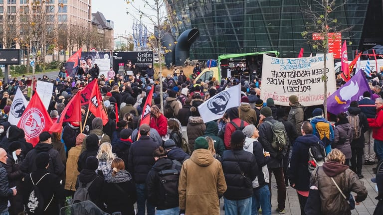 Demonstranten am Hauptbahnhof in Dortmund: Über tausend Menschen forderten in Dortmund am Samstag "Gerechtigkeit für Mouhamed."