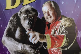Ein Plakat des Circus Belly mit Schimpanse Robby und Zirkusdirektor Klaus Köhler (Archivbild): Am Montag gab der Zirkus den Tod des Tieres bekannt.
