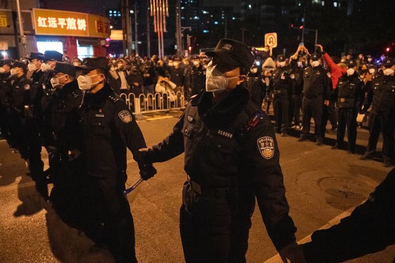 Peking: Polizeibeamte sperren eine Straße, um eine Demonstration aufzulösen.