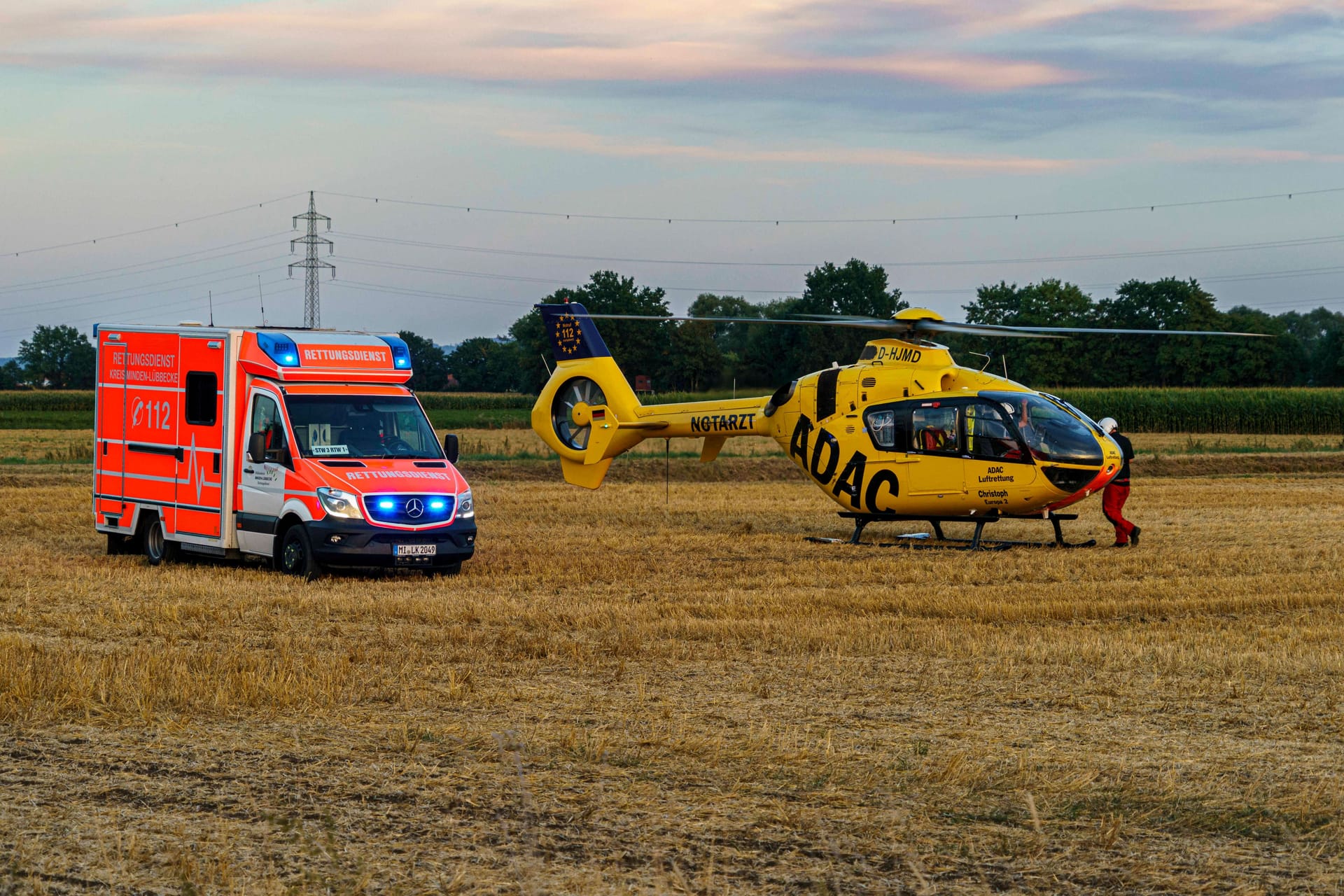 Rettungshubschrauber auf einem Feld (Symbolbild): Vier Familienmitglieder erlitten schwere Verletzungen.