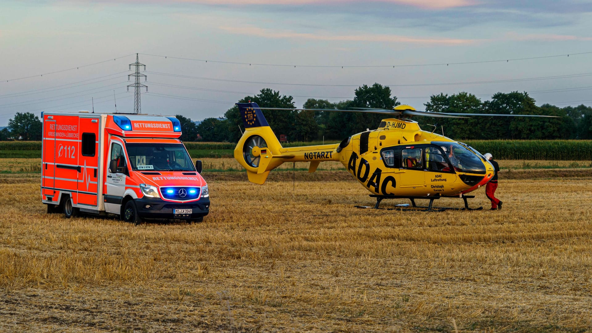 Rettungshubschrauber auf einem Feld (Symbolbild): Vier Familienmitglieder erlitten schwere Verletzungen.