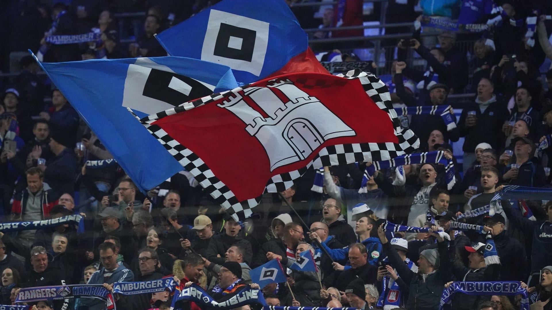 HSV-Fans jubeln ihrer Mannschaft vor Spielbeginn zu (Archivbild): Die Gruppierung will andere Sportarten des Vereins unterstützen.
