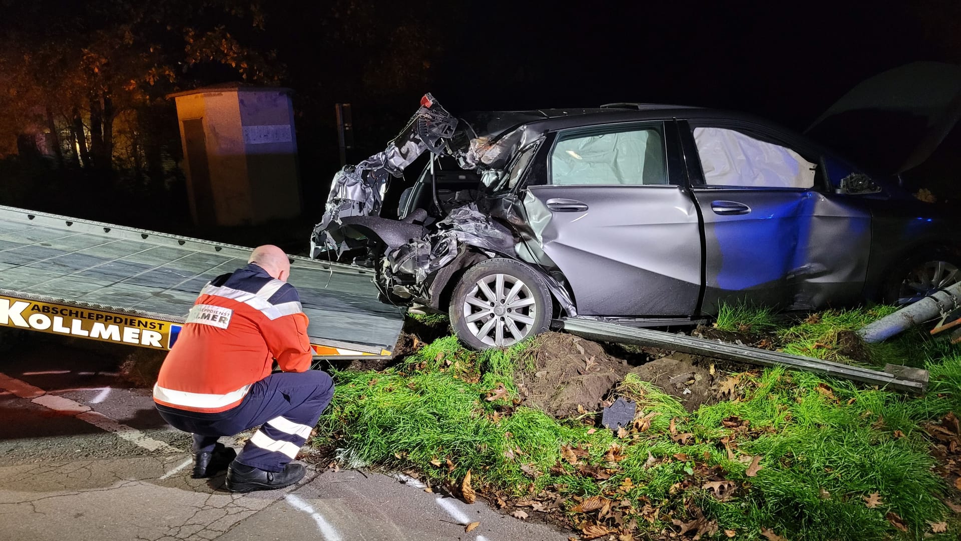 Das zerstörte Auto: Der Zug traf den Wagen am Heck.