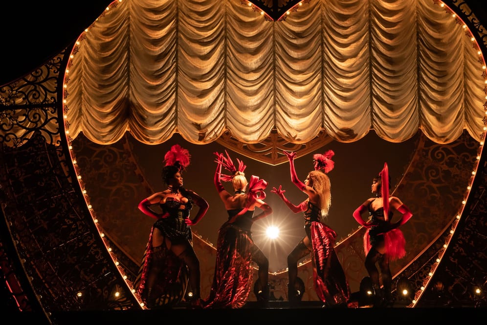 Szene aus "Moulin Rouge": Das Musical lockt mit knappen Kostümen und aufwändigen Kulissen.