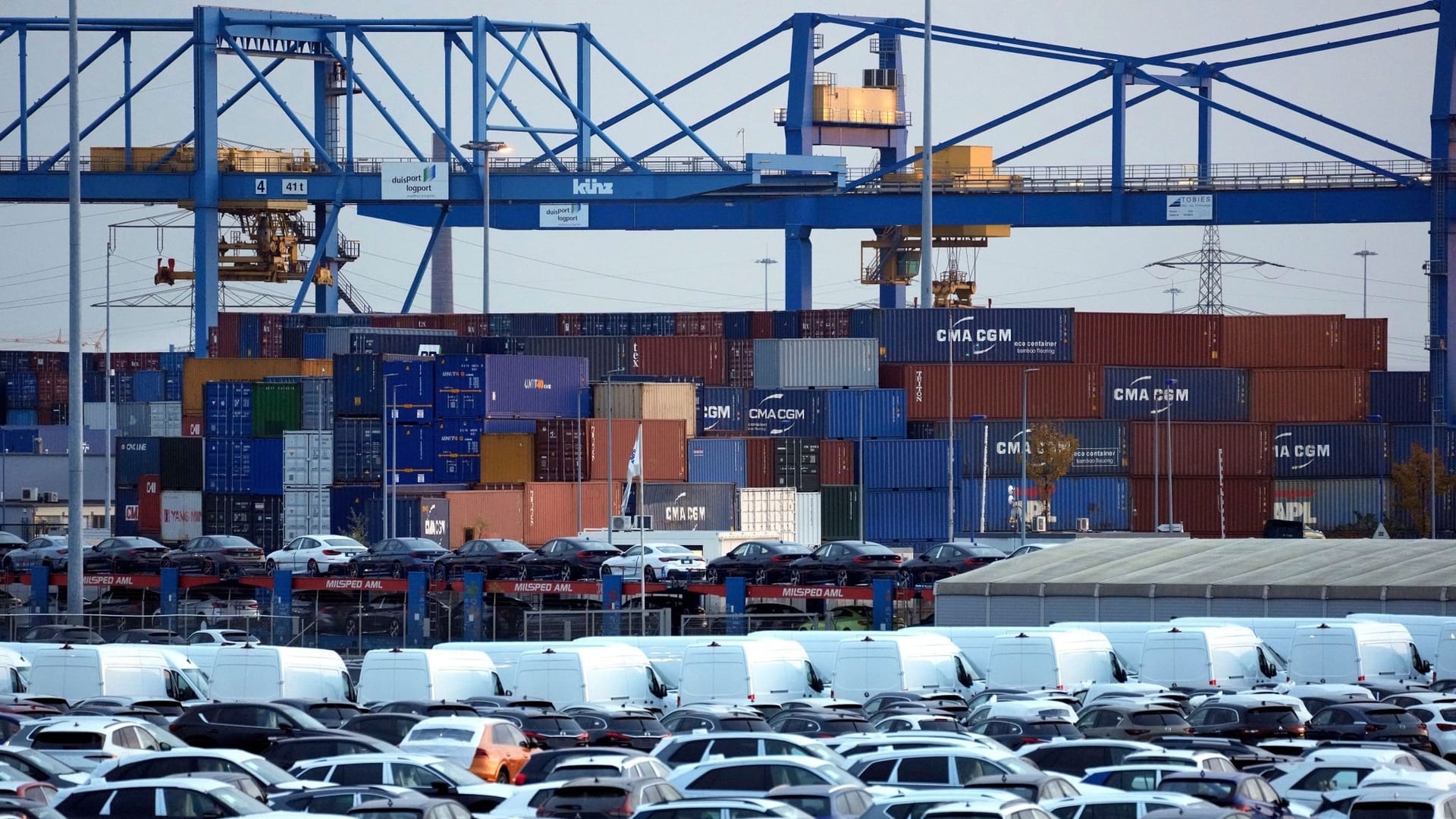 Containerhafen in Duisburg (Symbolfoto): Der Handel mit Russland ist im letzten Jahr massiv eingebrochen.